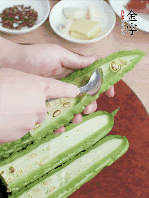 苦瓜去籽切薄片，一點鹽拌勻，10分鐘后沖洗控干。香蔥切蔥花、姜切末、蒜拍碎、干辣椒切圈。