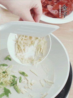 油4成熱，下蔥姜蒜、干辣椒、花椒煸出香味。