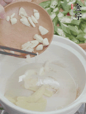 砂煲熱油，姜蒜、辣椒煸香。