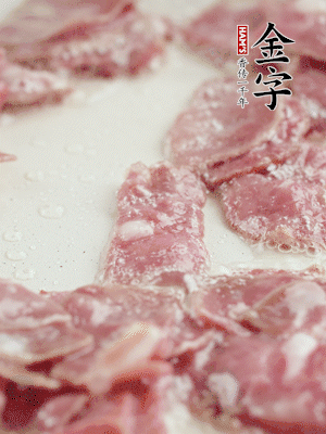 炒鍋熱油，下培根火腿煸炒。