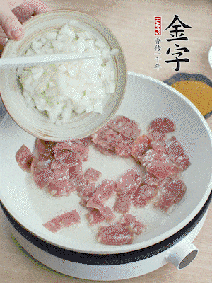 依次下洋蔥、紅菜椒、豌豆粒、玉米粒翻炒均勻。