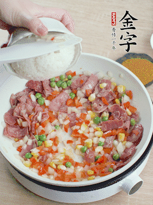 放米飯炒至顆粒分明。