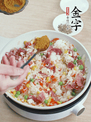 1勺咖喱粉、1/2勺鹽，少許黑胡椒碎炒均。