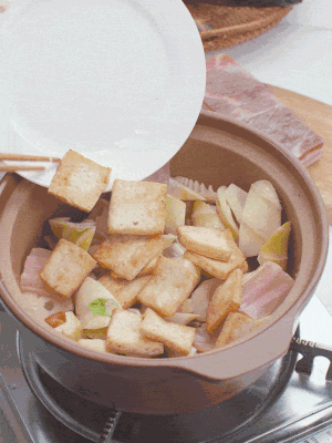 依次下春筍、豆腐，開水沒過食材。