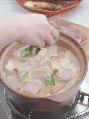 一小撮鹽、糖、雞精調(diào)味，最后撒點蒜葉點綴。