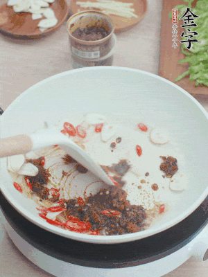 熱鍋涼油，姜蒜、辣椒、金字火腿xo醬炒香。