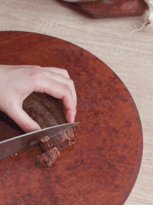 金字臘肉水煮15分鐘，切片。