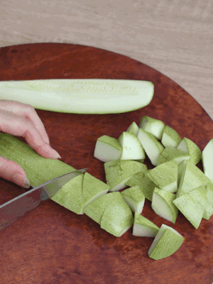 西葫蘆去籽縱向切成4份，斜切成厚片。