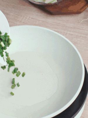 熱油下臘肉、蔥花煸炒，再下西葫蘆。