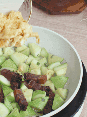 雞蛋一起翻炒。