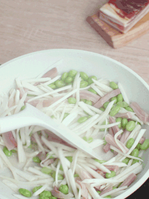 下茭白絲、青豆翻炒。