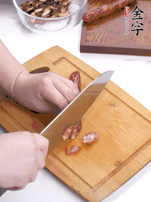 干香菇泡發(fā)切片，金字香腸切片，春筍切大粒。