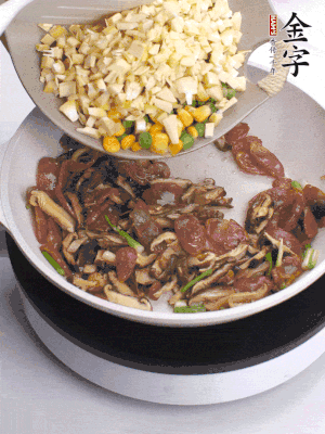 鍋里熱油，爆香蔥白，下香腸片炒至微微出油，加時蔬粒、香菇粒、春筍粒翻炒均勻。