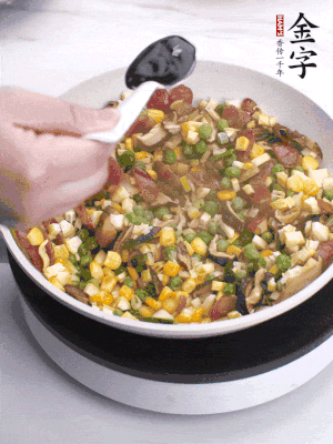 加2勺生抽、1勺蠔油、半勺老抽調(diào)味。