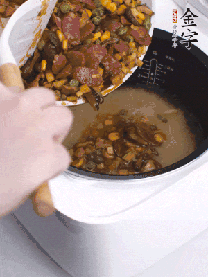 鋪在洗好的大米上，加清水，與食材持平。