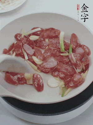 熱鍋爆香姜蒜片，下香腸炒出香味。