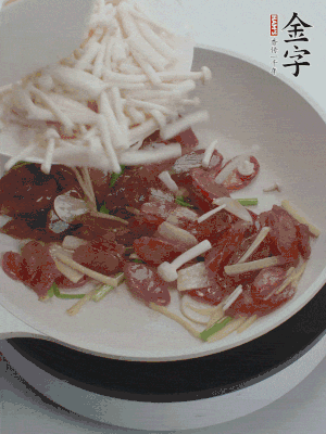 放白玉菇、青紅辣椒、雞蛋。