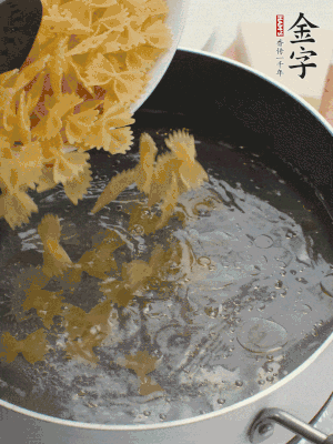 蝴蝶面加橄欖油煮熟；豌豆焯水30秒。