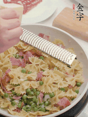 收汁后加入帕爾瑪芝士、歐芹碎和檸檬汁。