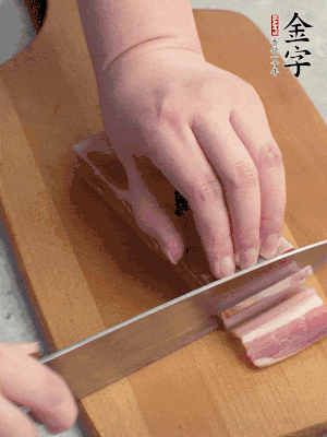 百合切去頭尾，分開洗凈;咸肉切薄片。