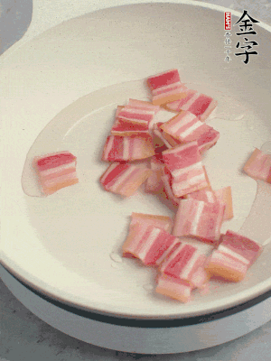 鍋中少許油，金字淡咸肉煸香。