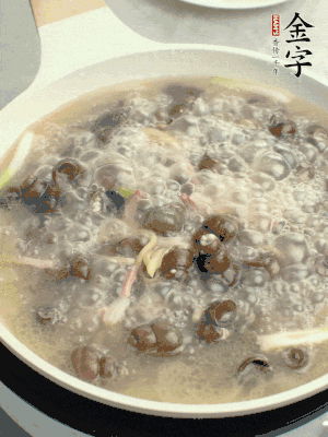 放辣椒，加一點鹽、糖，大火翻炒。