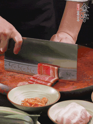 金字火腿上方切薄片，鮮五花肉切薄片。