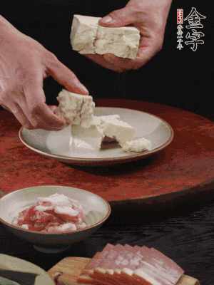 一塊老豆腐掰成大塊。