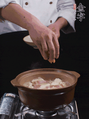 下蝦仁干，煮5分鐘。撒蒜葉，煮1分鐘。