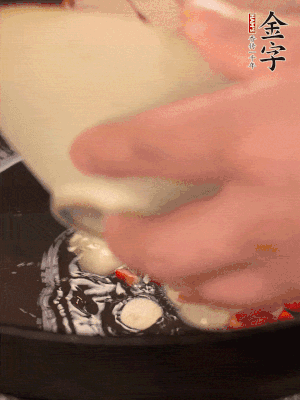 豬油潤鍋，下辣椒、大蒜、火腿片煸香。