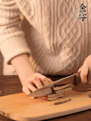 金字淡咸肉、香干分別切丁。