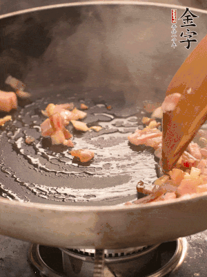 熱油爆香大蒜粒，煸香咸肉丁，淋一勺黃酒調(diào)味。