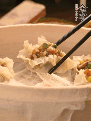 包好的燒賣放在蒸籠上，水開后蒸8分鐘左右。