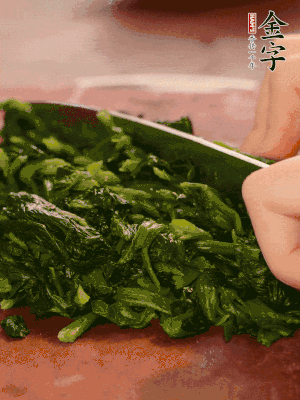 洗凈的菠菜加鹽焯水，撈出晾涼后攥干切碎。胡蘿卜切細(xì)絲。金字烤腸切園片。