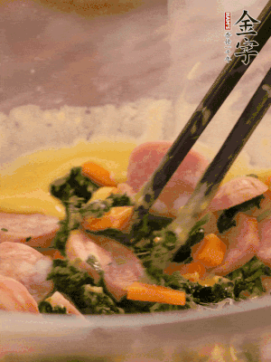 雞蛋、面粉、玉米油攪拌到無(wú)顆粒狀態(tài)。再加入菠菜、胡蘿卜、烤腸。少許鹽調(diào)味。