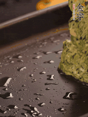 熱鍋擦一下油，下面糊攤平。