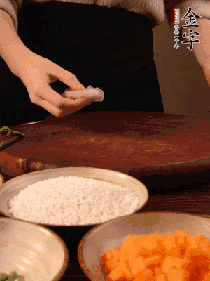 胡蘿卜去皮切丁。蝦仁切小塊。糯米提前浸泡半天。