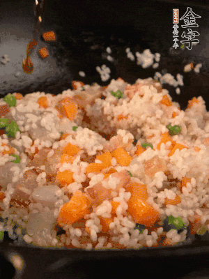 加入糯米翻炒均勻。最后加入蝦仁，用1勺料酒、1勺生抽、1/2勺鹽調(diào)味。