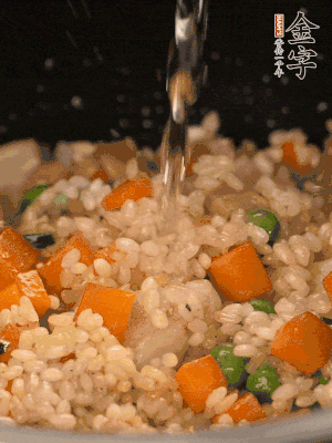 把食材轉(zhuǎn)移到電飯鍋中，倒入點清水，正常煮飯。