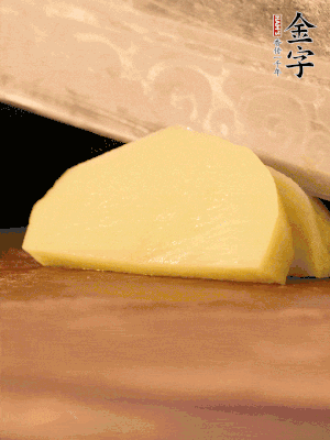 土豆去皮切丁。水開后，放入鍋中煮2-3分鐘，撈出瀝干水分。