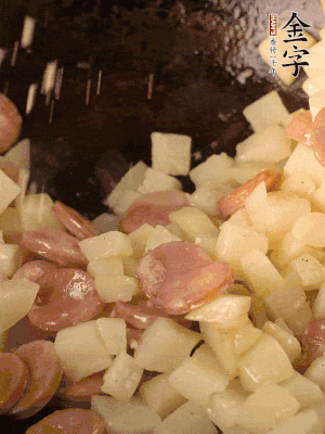 再放烤腸片煎熟。撒點鹽、孜然粉、辣椒面。