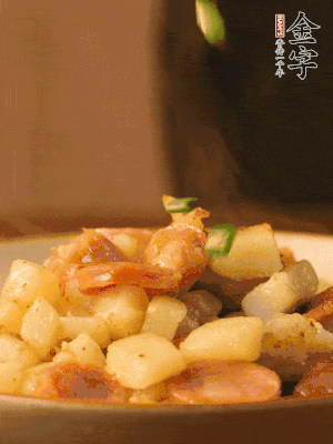 翻炒均勻，撒上蔥花后即可。