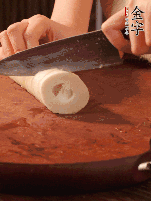 春筍去殼切滾刀塊，焯水備用。