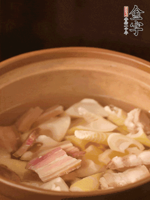 春筍、咸肉、咸肉一起入砂鍋，加姜片、料酒、清水大火煮沸到湯色變白。轉(zhuǎn)小火慢篤半小時(shí)。