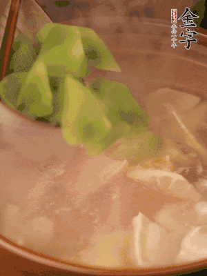 再加入焯水過(guò)的百葉結(jié)、萵筍塊燉15-20分鐘。