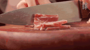 200g金字淡咸肉、100g冬筍、100g香干分別切細(xì)丁。