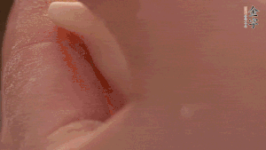 取一小團(tuán)面，用掌心搓成小球狀，從小球中心捏窩，放入餡料，封口后，留出小尾巴。