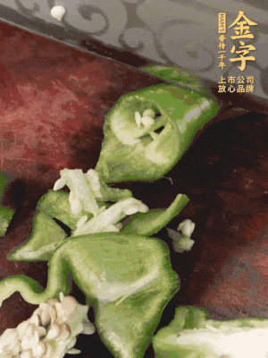 辣椒洗凈斜切成段，蒜切片。