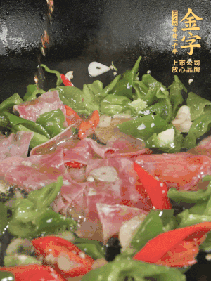 再下蒸炒火腿煸炒，加少許白糖提鮮。