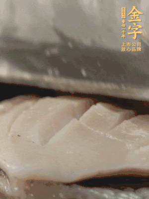 鮑魚用勺子撬出來，去掉內(nèi)臟和牙齒，加面粉、白醋、鹽、啤酒抓一下，清水洗凈，切花刀。